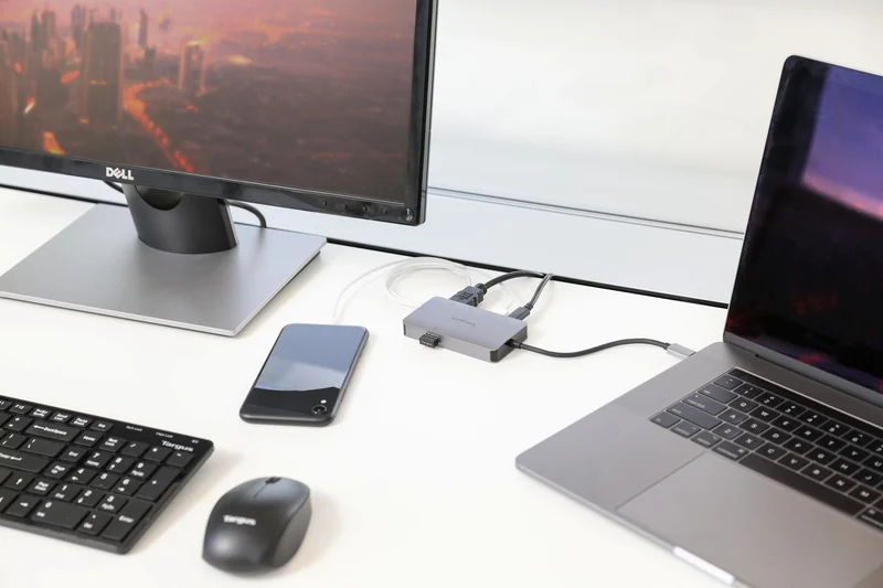 USB-C DP Alt-Mode Einzelvideo 4K HDMI/VGA Dockingstation mit 100 W PD Pass-Thru
