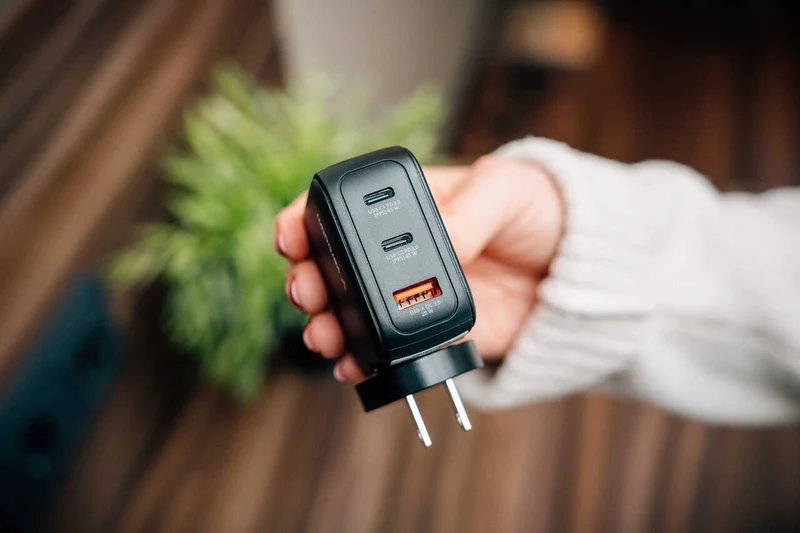 Verbatim Ladeadapter, Mini GaN mit Display, 65W, schwarz 1x USB-A QC, 2x USB-C PD3.0, Retail