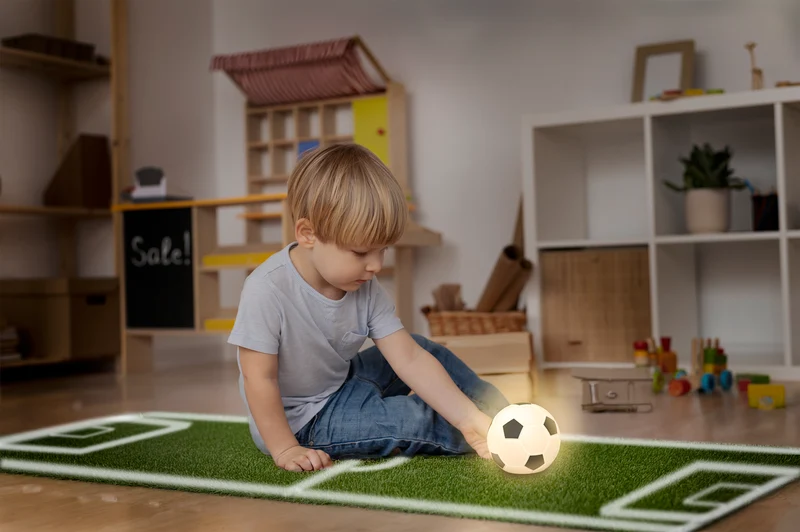 Ansmann LED Soccer Light 1800-0099, dimmbar, Farbwechsel, aufladbarer Akku, Mobil einsetzbares Silikonnachtlicht im Fußball-Design