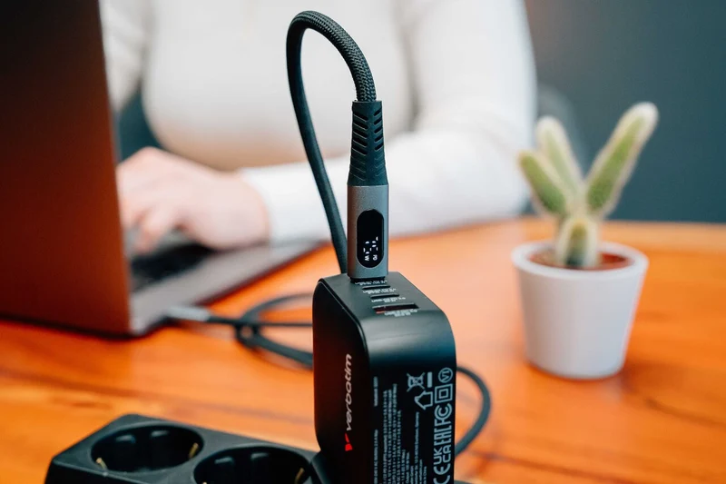 Verbatim Ladekabel, USB-C/USB-C, 1.2m, schwarz Sync&Charge, 100W, 480MBit/s, LED Anzeige, Retail