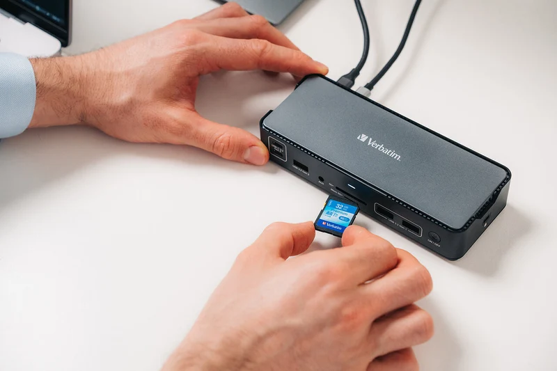 Verbatim Docking Station, USB-C Pro, CDS-15, 15-Port 4x USB 2.0/3.2-A, 2x USB 3.2-C, 2x HDMI 8K, DP, RJ45, Audio, SD, microSD, Retail