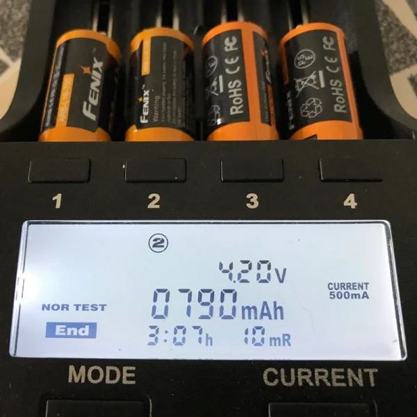 AccuCell SET-ARLO9 Schnell-Ladegerät und 8 Akkus CR123A mit 3,6 Volt bis 3,7 Volt - min. 700mAh, typisch 760mAh, max. 820mAh