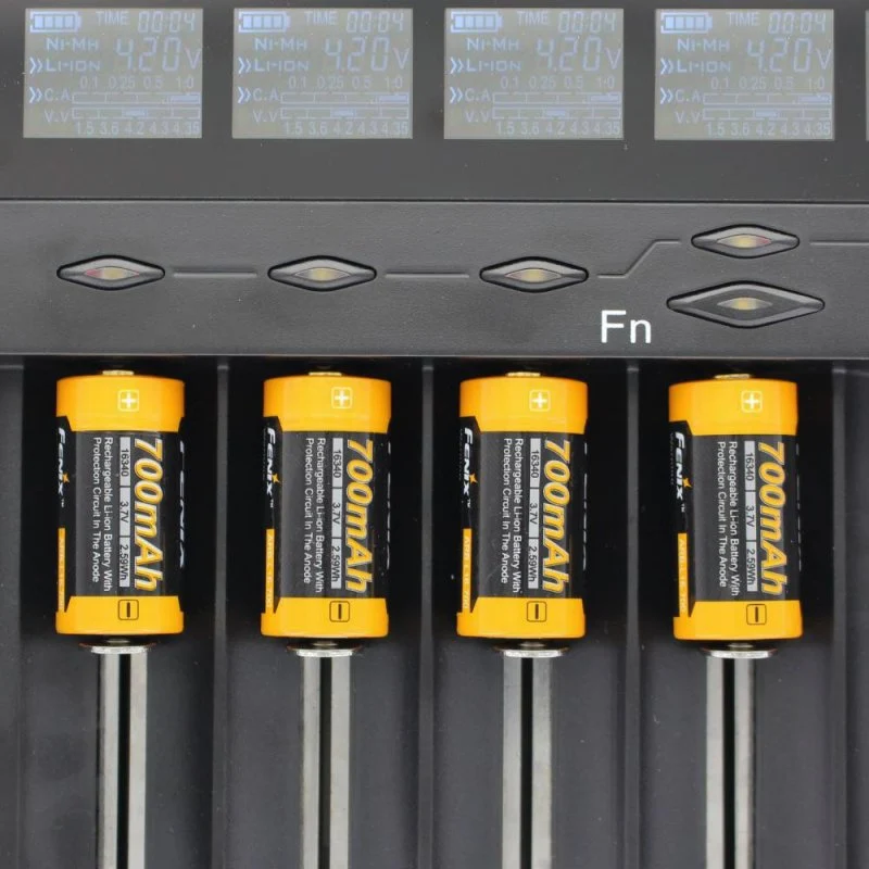 AccuCell 8fach Schnell-Ladegerät und 8 Stück CR123 A Li-Ion Akku mit 3,7 Volt, 760mAh