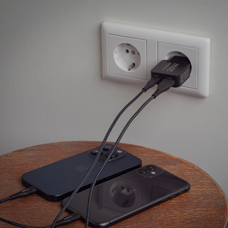 MOJOGEAR CHARGE+ Mini 30W USB-C-Ladegerät mit 2 USB/USB-C-Anschlüssen