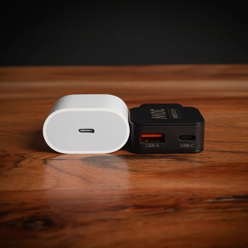 MOJOGEAR CHARGE+ Mini 30W USB-C-Ladegerät mit 2 USB/USB-C-Anschlüssen