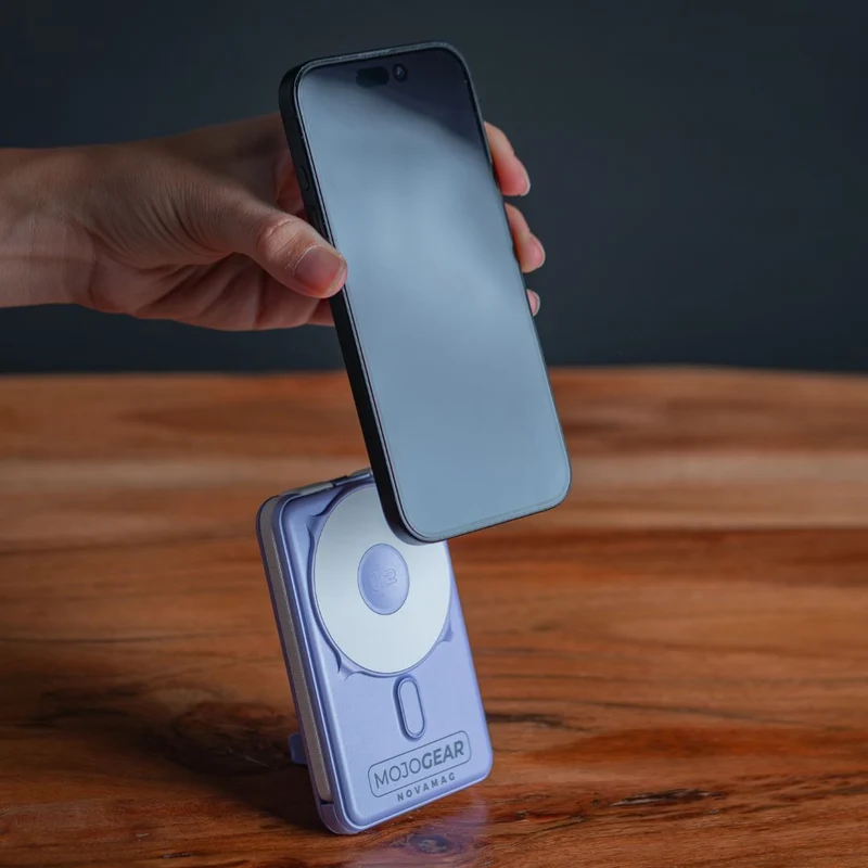 MOJOGEAR NovaMag All-in-1 Powerbank 10.000 mAh – Kabelloses Qi2 & integrierte Kabel – Lila