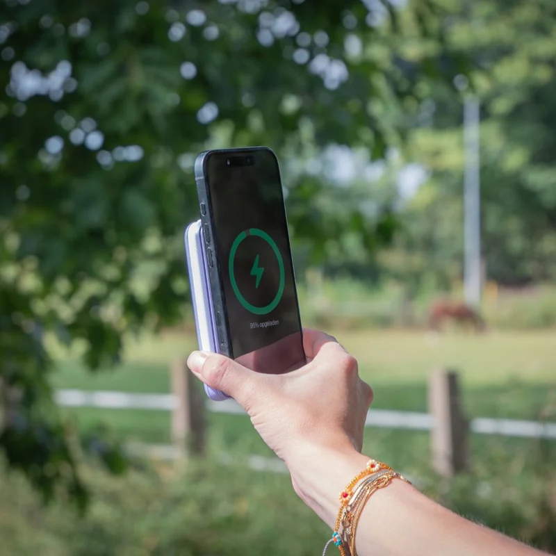 MOJOGEAR NovaMag All-in-1 Powerbank 10.000 mAh – Kabelloses Qi2 & integrierte Kabel – Lila