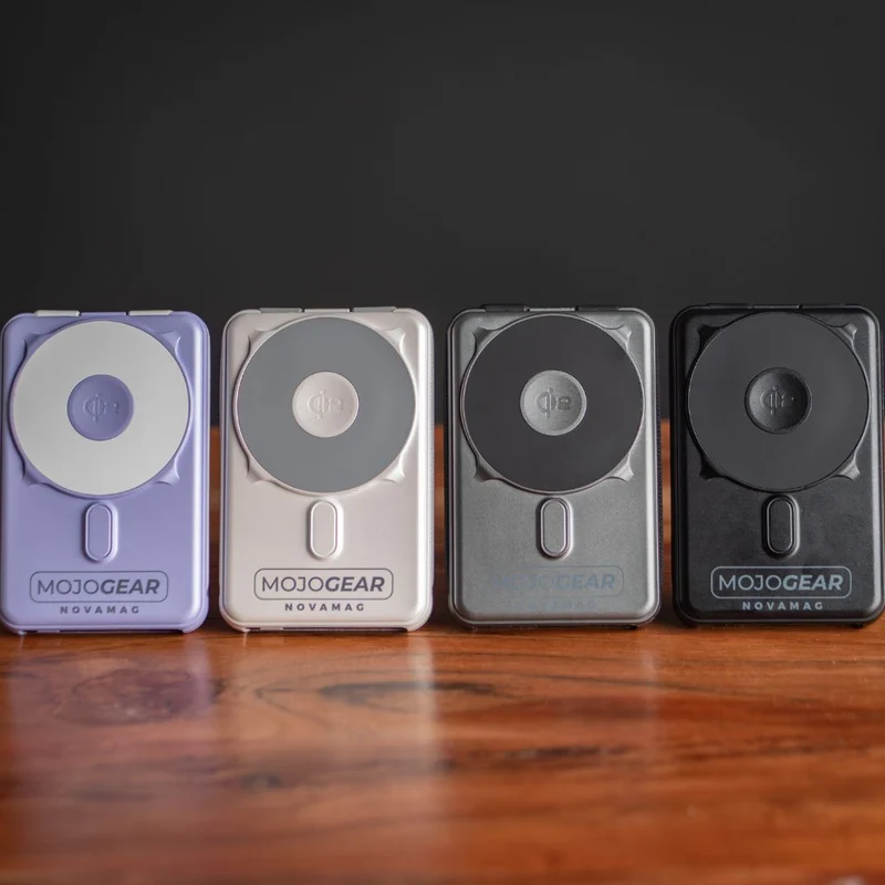 MOJOGEAR NovaMag All-in-1 Powerbank 10.000 mAh – Kabelloses Qi2 & integrierte Kabel – Lila
