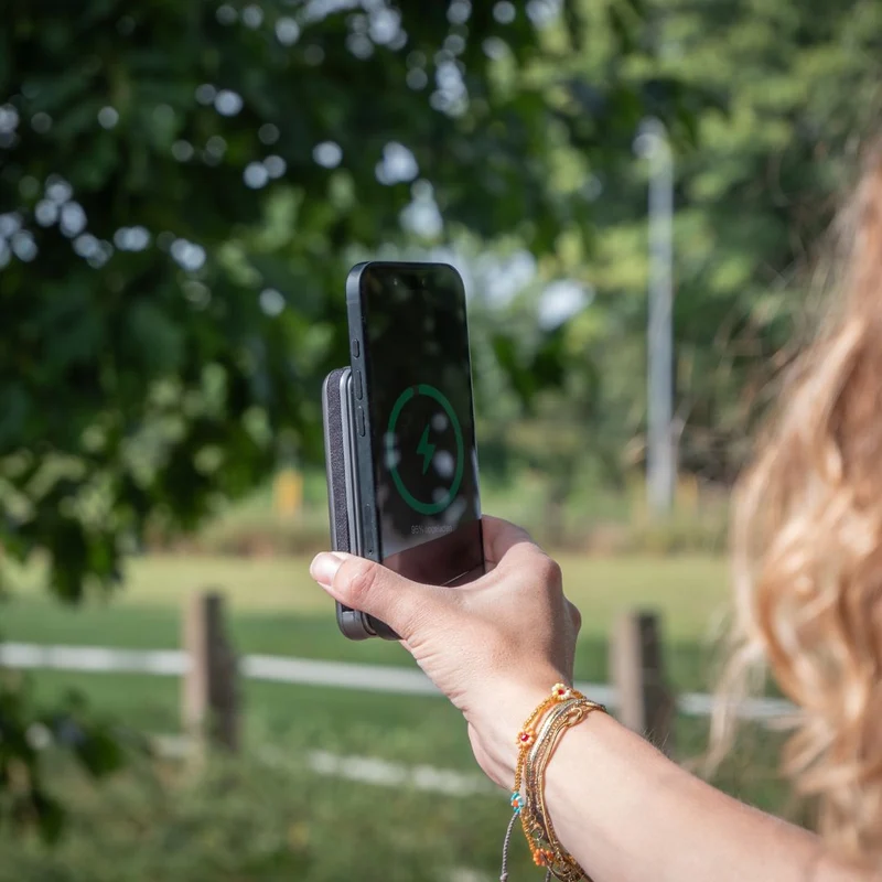 MOJOGEAR NovaMag All-in-1 Powerbank 10.000 mAh – Kabelloses Qi2 & integrierte Kabel – Grau