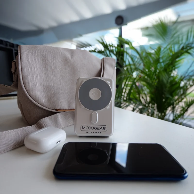 MOJOGEAR NovaMag All-in-1 Powerbank 10.000 mAh – Kabelloses Qi2 & integrierte Kabel – Weiß