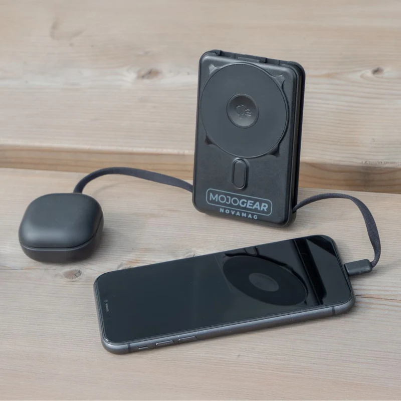 MOJOGEAR NovaMag All-in-1 Powerbank 10.000 mAh – Kabellos Qi2 & Integrierte Kabel – Schwarz