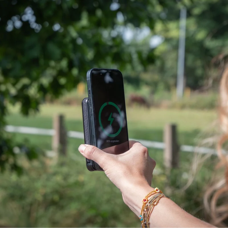 MOJOGEAR NovaMag All-in-1 Powerbank 10.000 mAh – Kabellos Qi2 & Integrierte Kabel – Schwarz