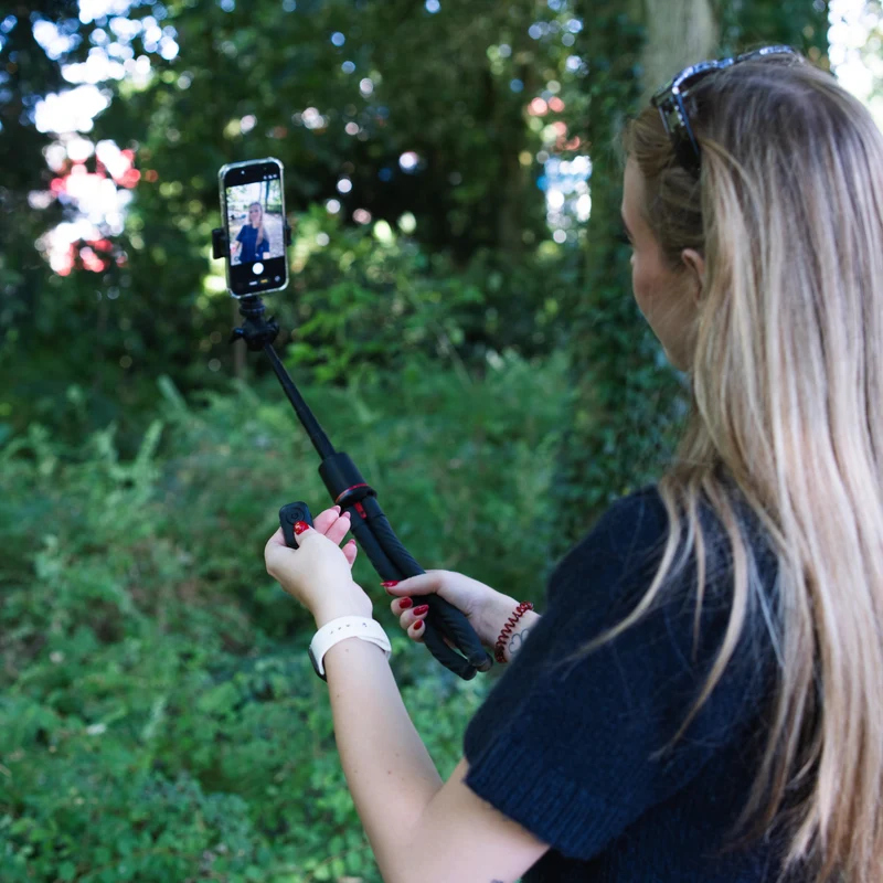 MOJOGEAR MG-TS1 Flexibles Selfie-Stick-Stativ mit Bluetooth-Fernbedienung