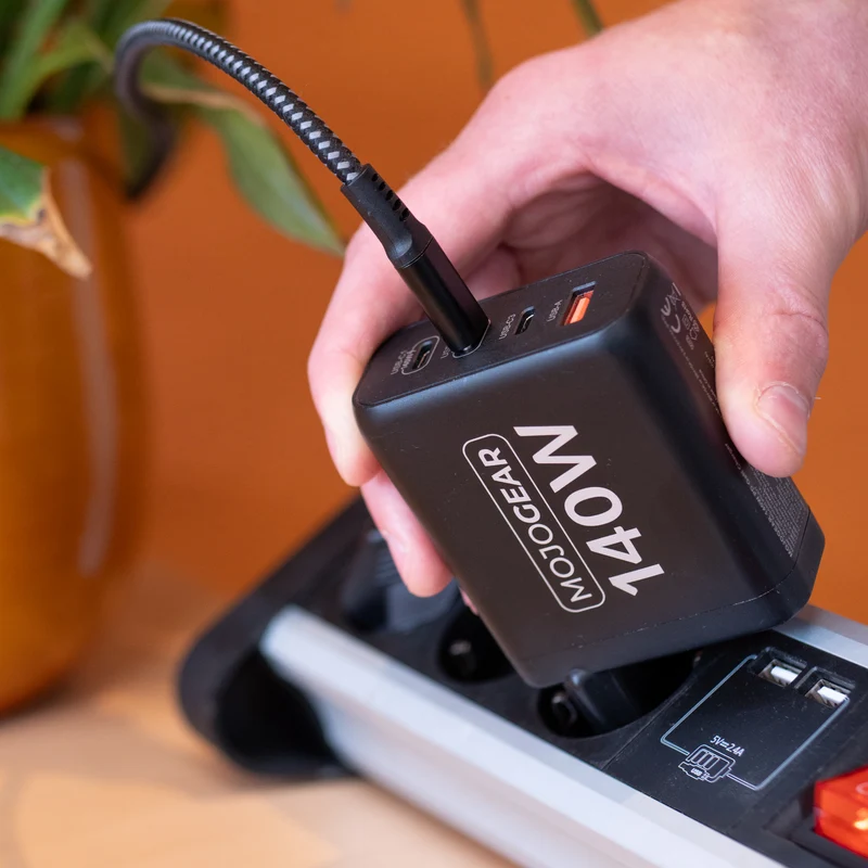 MOJOGEAR CHARGE+ 140-Watt-Ladegerät mit 4 USB/USB-C-Anschlüssen