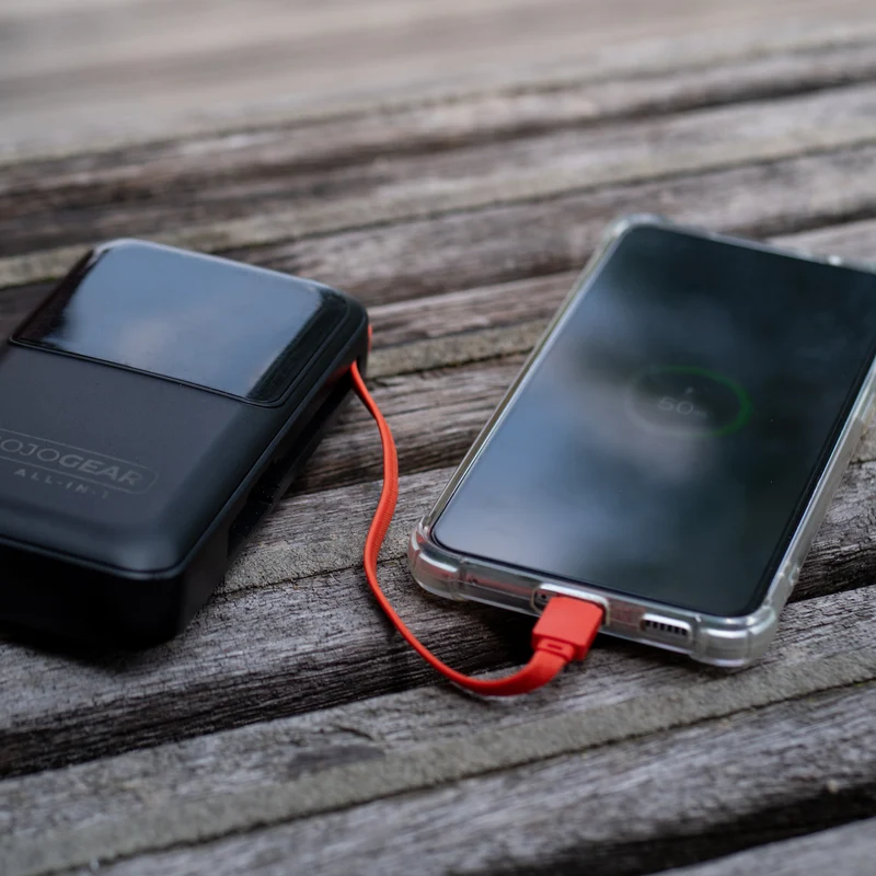 MOJOGEAR XL All-in-1 Powerbank 20.000 mAh mit integrierten Lightning- und USB-C-Kabeln